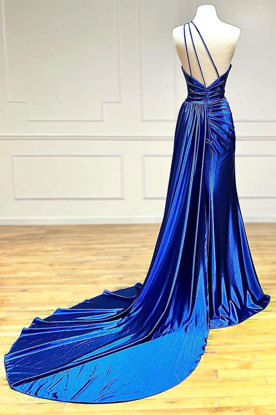 Vestido de fiesta con un solo hombro y espalda descubierta